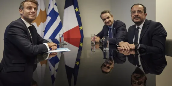 Macron8217dan-Atina8217da-Turkiye-mesaji-Tehdit-gelirse-yaninizdayiz-featured