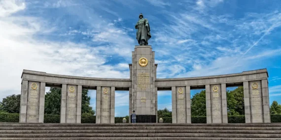 Berlin8217de-Sovyet-anitlari-tartismasi-Yesiller8217in-onergesi-komisyonda-featured